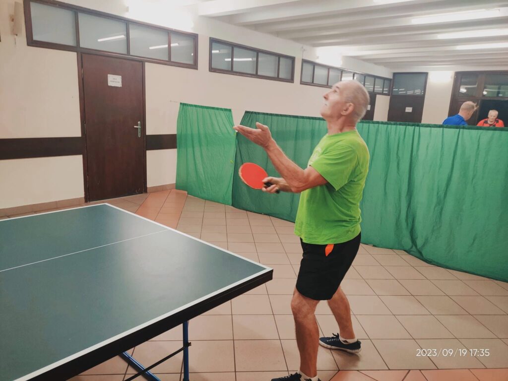 Może być zdjęciem przedstawiającym 3 osoby i tekst