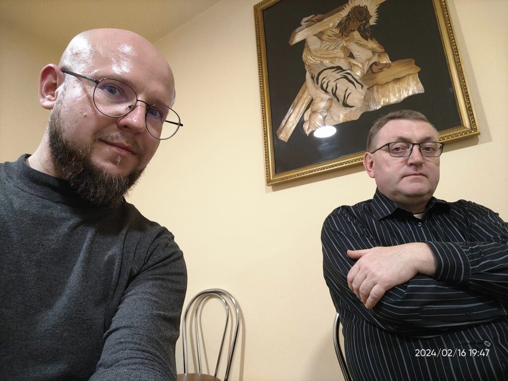 Może być zdjęciem przedstawiającym 2 osoby, broda i okulary