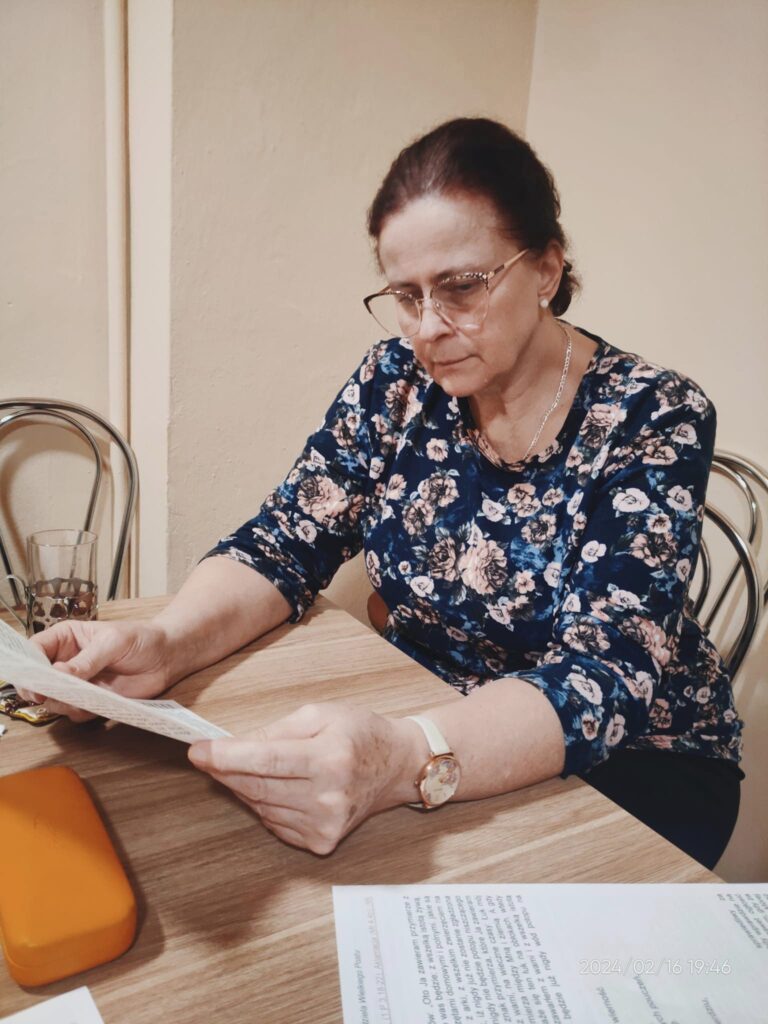 Może być zdjęciem przedstawiającym 1 osoba, uczy się i okulary